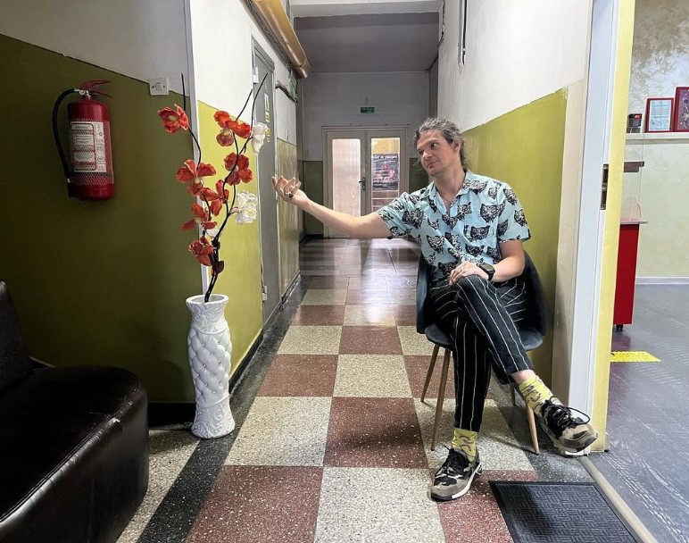 Tudor Chirilă, indignat după ce o fană l-a pozat în metrou. „#lipsădeeducație”