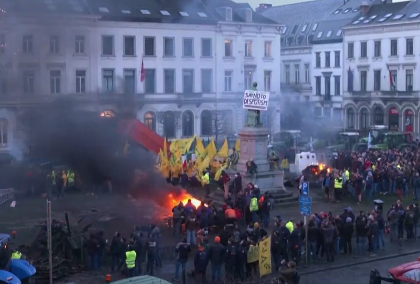 Bruxelles-ul, asediat de femieri. Jandarmii au răspuns cu gaze și tunuri cu apă