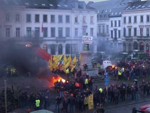 Bruxelles-ul, asediat de femieri. Jandarmii au răspuns cu gaze și tunuri cu apă