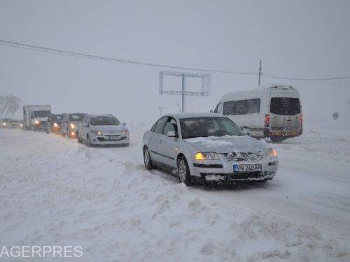 Ninsori și viscol în toată țara. La Cluj, utilajele de deszăpezire au derapat şi au ajuns în şanţ