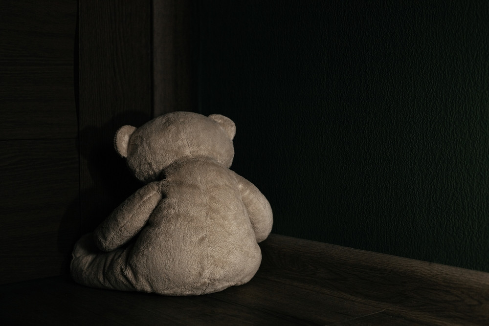 Fetiță de 4 ani, bătută cu bestialitate de părinți, ca pedeapsă pentru că nu ar fi fost cuminte la grădiniță