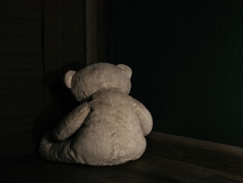 Fetiță de 4 ani, bătută cu bestialitate de părinți, ca pedeapsă pentru că nu ar fi fost cuminte la grădiniță