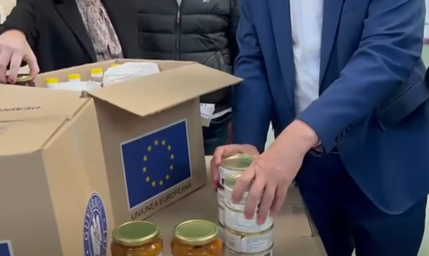 Pachete cu alimente în Galați. Oamenii au format cozi de 200 de metri pentru a prinde un ajutor social