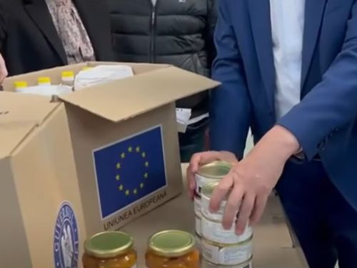 Pachete cu alimente în Galați. Oamenii au format cozi de 200 de metri pentru a prinde un ajutor social