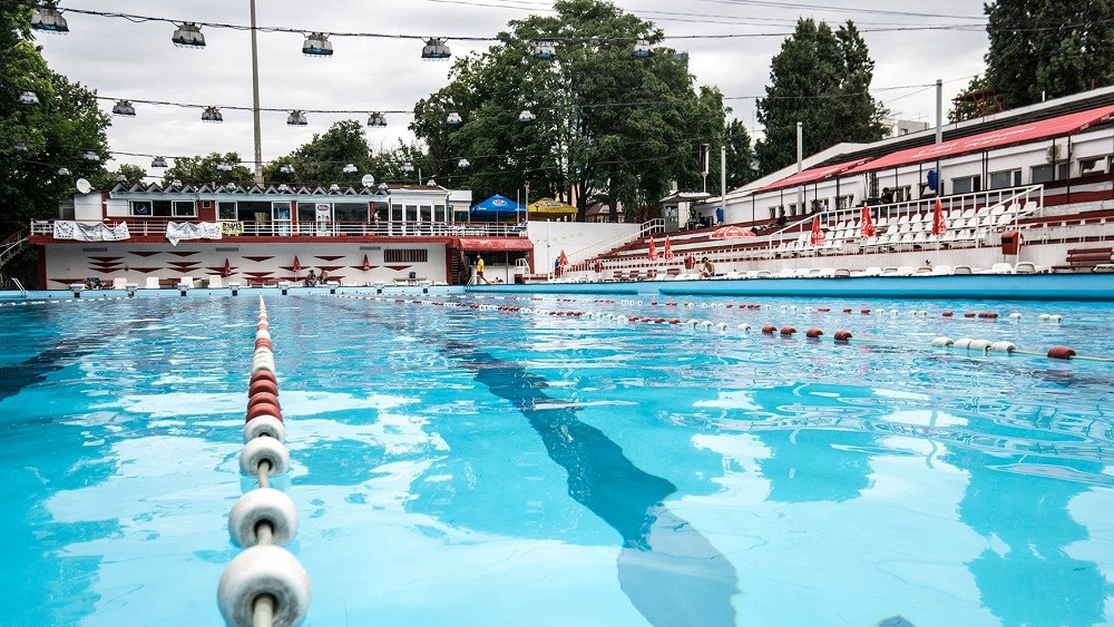 Cum poți scăpa de caniculă cu doar 40 de lei la bazinul exterior al lui Dinamo?