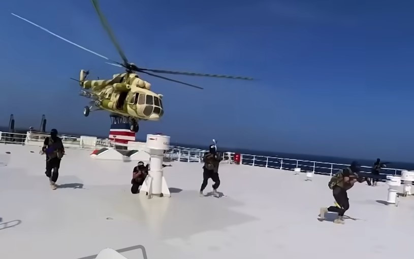 SUA intervin pentru salvarea echipajului capturat de rebelii houthi în Marea Roșie. Nava se află în zona portului Hodeidah din Yemen