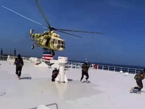 SUA intervin pentru salvarea echipajului capturat de rebelii houthi în Marea Roșie. Nava se află în zona portului Hodeidah din Yemen