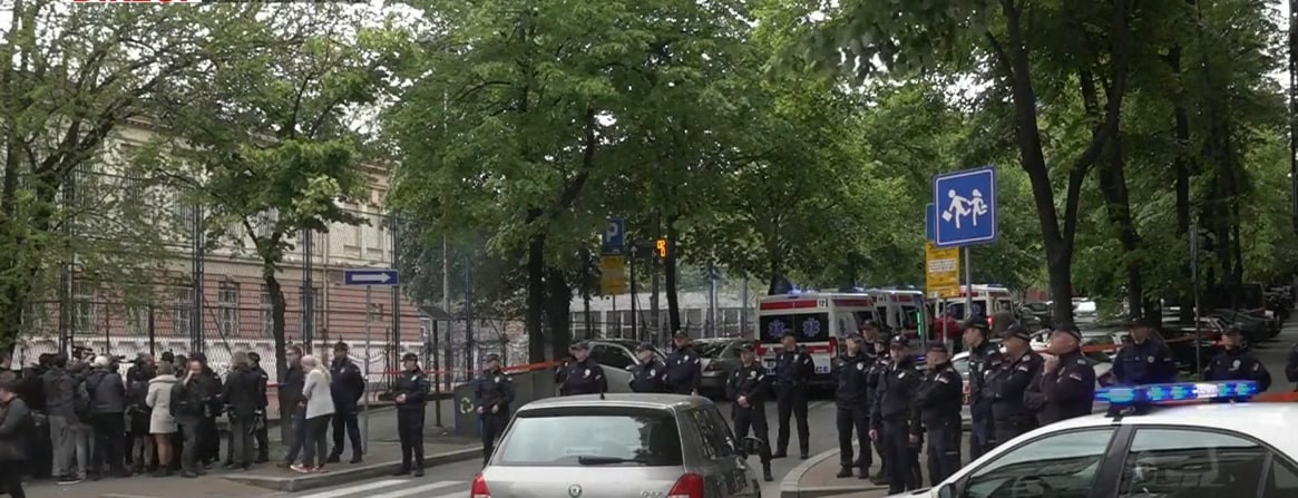 Atac armat într-o școală din Belgrad. Un elev a împușcat mortal mai mulți colegi, un profesor și un paznic