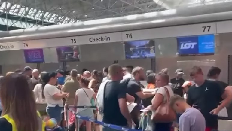 Greva din Italia ține avioanele pe piste. Angajații TAROM din România amenință și ei cu protestele. Motivul