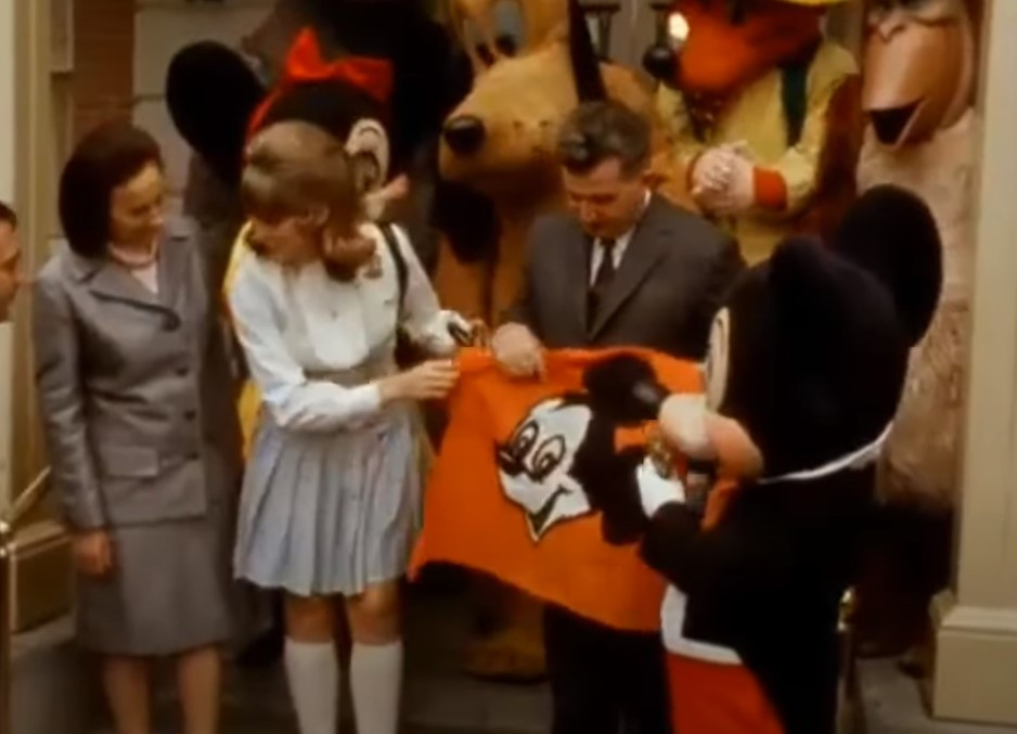 Cum a ajuns Nicolae Ceaușescu să fie primul lider comunist la celebrul parc de distracții Disneyland. După Mickey Mouse, s-a întâlnit cu Richard Nixon