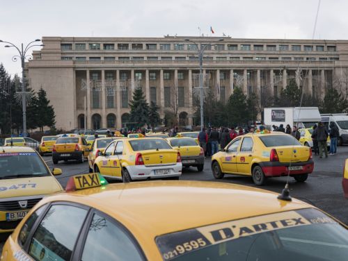 Taximetriștii din București au protestat din cauza RCA și ITP. „Nu vă mai bateți joc de noi, dați străinii afară”