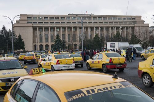Taximetriștii din București solicită modificări legislative prin proteste în Piața Constituției