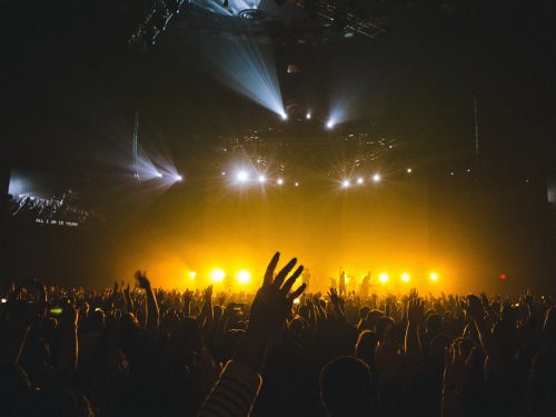 Babasha, artistul de manele, răspunde după huiduielile primite la concertul Coldplay