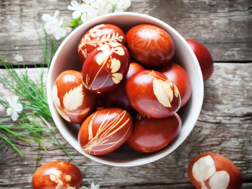 Sarbatoarea Paștelui - Cum să vopsești ouăle de Paște cu ingrediente naturale