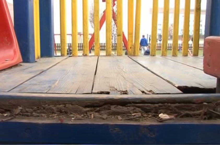 Locurile de joacă din București, pericol pentru copii. În Herăstrău, părinții sunt anunțați pe coală A4 că își aduc copiii la joacă pe proprie răspundere