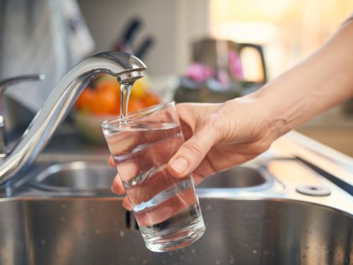 E sigur să bei apă de la robinet în România? ICA a testat de mai multe ori apa de reţea
