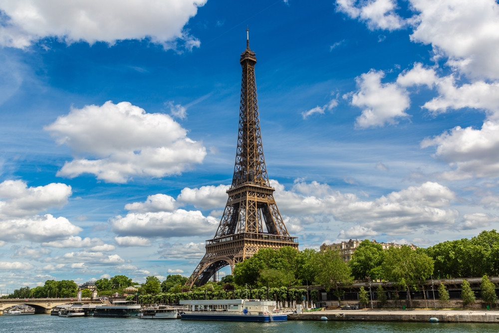 Proteste la Paris și discuții tensionate în cadrul vizitei de stat a președintelui chinez Xi Jinping în Franța