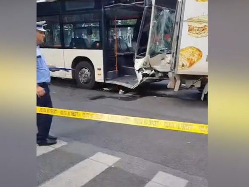Accident grav pe Calea Dorobanți. Șoferul unui STB și trei pasageri au ajuns la spital