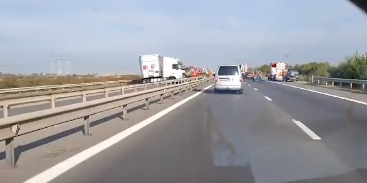 Tragedie pe A1. Un microbuz a fost strivit între două TIR-uri: cinci oameni au murit