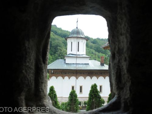 Incident şocant într-o mănăstire din Postăvaru. Un călugăr beat a atacat o femeie și a încercat să o violeze