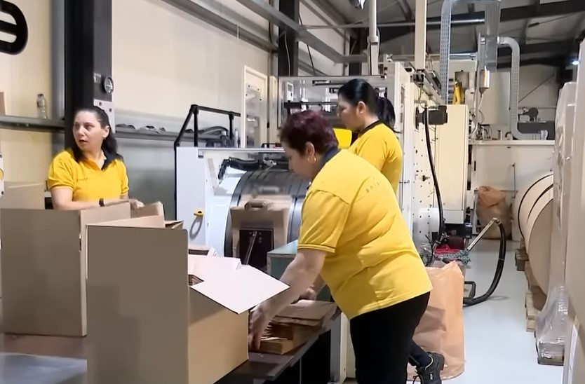 Anunțul unui antreprenor: „Se caută angajați, ofer recompensă”. Lucrătorii fabricii sale s-au pus pe găsit colegi, după ce au aflat câți bani primesc pentru asta