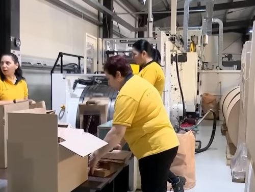 Anunțul unui antreprenor: „Se caută angajați, ofer recompensă”. Lucrătorii fabricii sale s-au pus pe găsit colegi, după ce au aflat câți bani primesc pentru asta