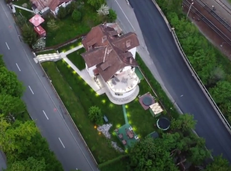 Tunelul secret prin care bogații plecau cu banii de la Casino Sinaia. A fost închis în perioada comunistă