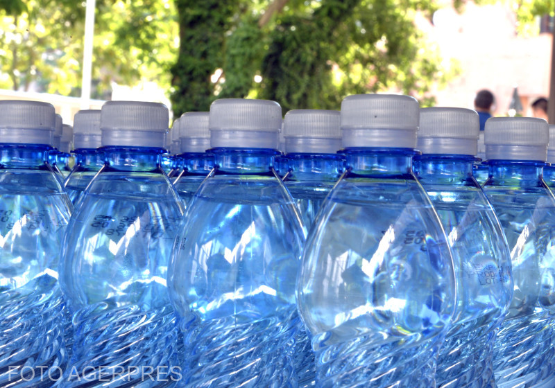 Descoperire îngrijorătoare în apa îmbuteliată în sticle din plastic: „Problema e când se face un cumul de plastic în organismul nostru”