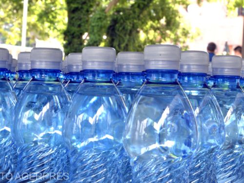 Descoperire îngrijorătoare în apa îmbuteliată în sticle din plastic: „Problema e când se face un cumul de plastic în organismul nostru”