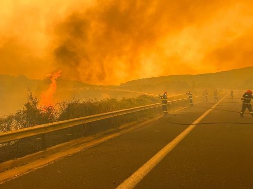 Pompierii români luptă cu incendiile de vegetație din Grecia