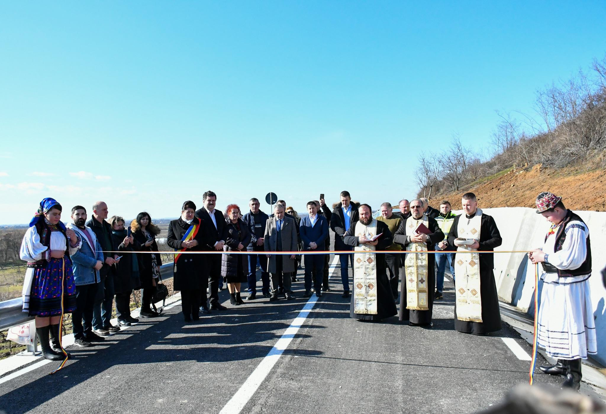 Drum către nicăieri, inaugurat cu fast în Satu Mare. Un sobor de preoți a fost adus să sfințească șoseaua închisă traficului
