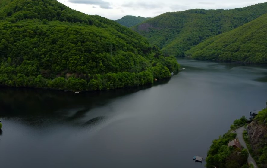 Lacul din România care ascunde o comoară secretă. A atras turiștii datorită poveștilor misterioase care-l înconjoară