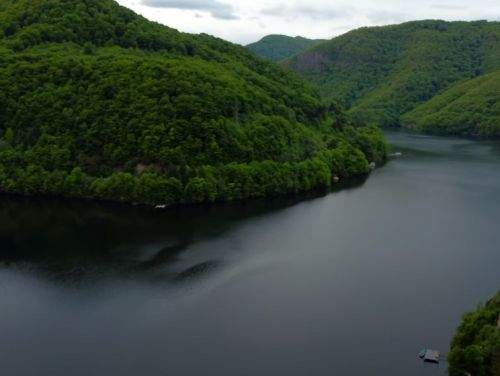 Lacul din România care ascunde o comoară secretă. A atras turiștii datorită poveștilor misterioase care-l înconjoară