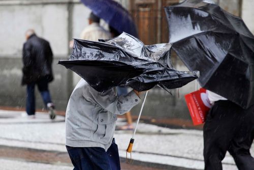 Cod galben de ploi torențiale și vijelii în mai multe județe ale României