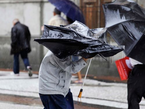 Cod ROȘU de viscol și vânt puternic în România. Rafalele de vânt vor bate cu peste 145km/h