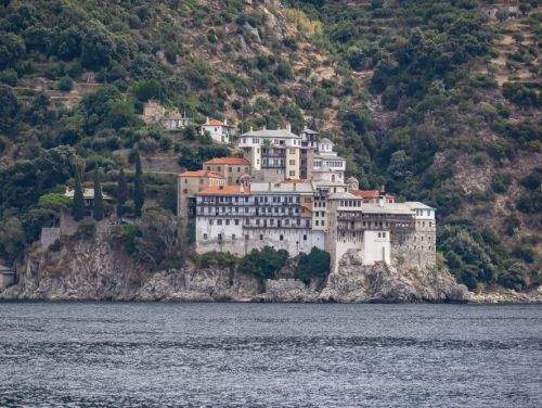 Călugărul care a împușcat un român pe Muntele Athos a vrut să mușamalizeze cazul. Ce i-a promis monahul victimei pentru a nu declara tot la poliție