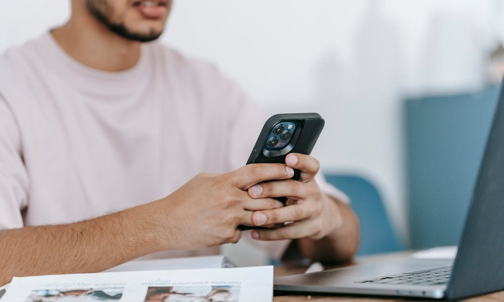 Revoluția neașteptată: De ce angajații se întorc la SMS-uri în era Slack și WhatsApp