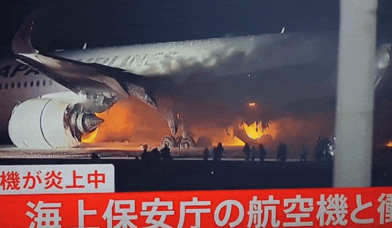 379 de persoane, evacuate în 90 de secunde din avionul care a luat foc în Japonia, după ce s-a ciocnit de altă aeronavă. Pasager: „A fost un iad”