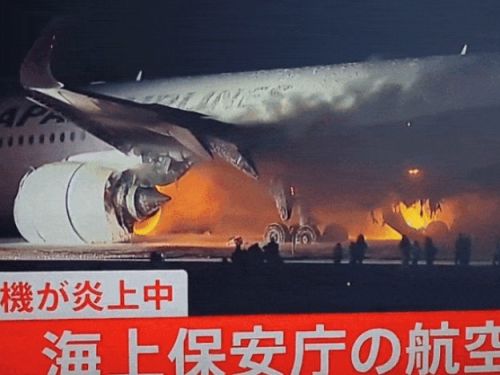 379 de persoane, evacuate în 90 de secunde din avionul care a luat foc în Japonia, după ce s-a ciocnit de altă aeronavă. Pasager: „A fost un iad”