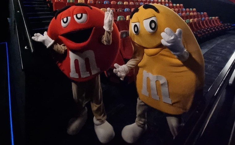 Transformare incredibilă: O sală de cinema din România devine un paradis M&M's