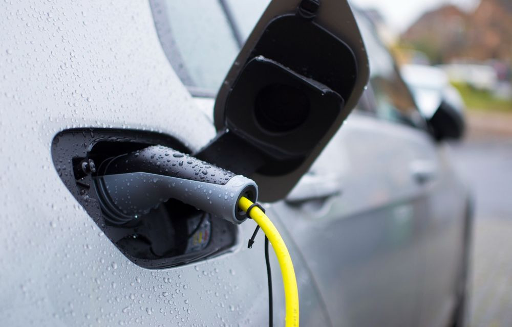 Interzicerea vânzărilor de mașini cu motoare termice, mai așteaptă. Uniunea Europeană amână votul