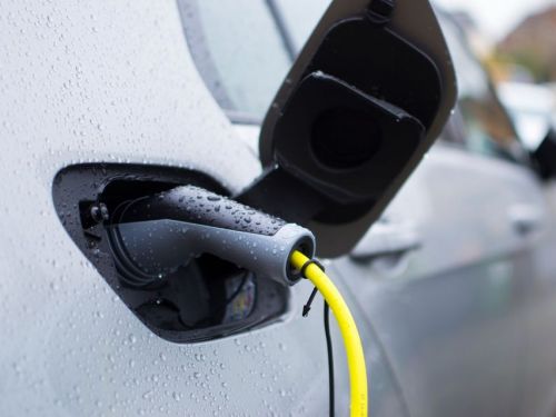 Interzicerea vânzărilor de mașini cu motoare termice, mai așteaptă. Uniunea Europeană amână votul