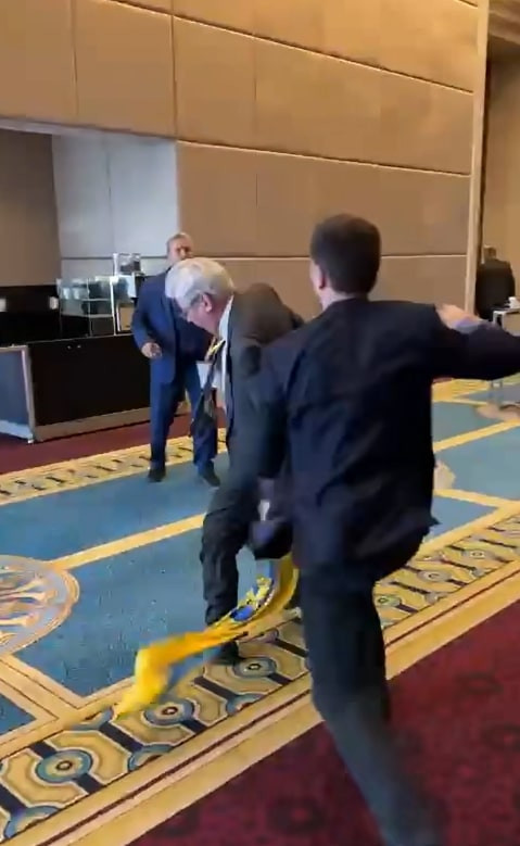 Bătaie între un delegat rus și unul ucrainean la reuniunea de la Ankara. „Ia-ți labele de pe steagul nostru, gunoi rusesc!”