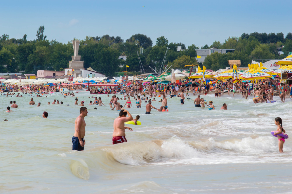 Când se încălzește apa mării. Turiștii vor să petreacă vacanța de Sfânta Maria pe litoral