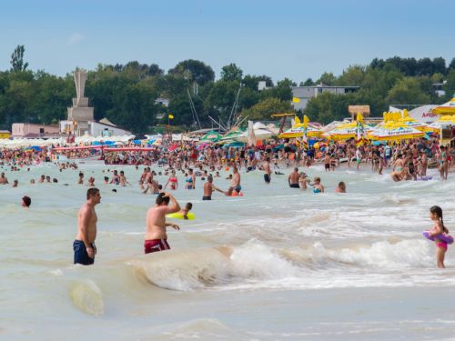 Când se încălzește apa mării. Turiștii vor să petreacă vacanța de Sfânta Maria pe litoral