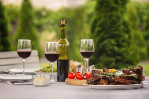 Restaurantul Al Condominio din Verona încurajează conversațiile față în față oferind vin gratuit clienților care renunță la telefoane