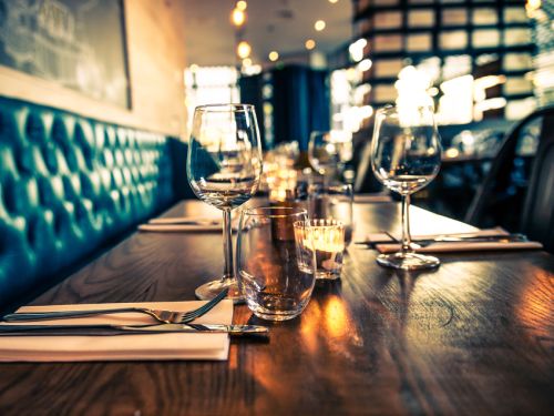 Reguli noi în restaurante din 15 martie. Ce trebuie să știe patronii, dar și clienții