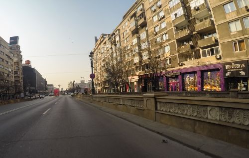 Incident pe Splaiul Independenței: Un bărbat a atacat personalul ambulanței și a sărit în Dâmbovița