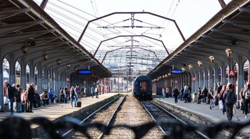 Călătorii în pericol: Trenul spre aeroport, afectat de întârzieri majore