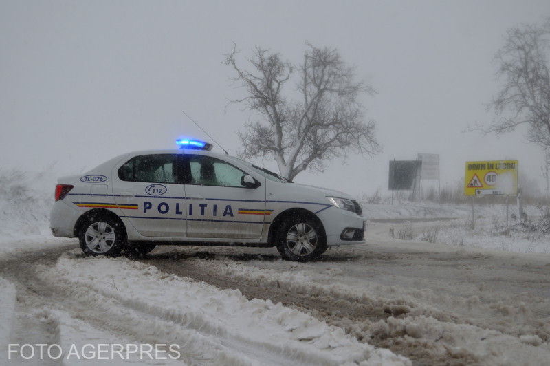 Noapte de viscol și ninsori în toată România: drumuri închise, maşini înzăpezite şi copaci căzuţi. A fost afectat și mersul trenurilor